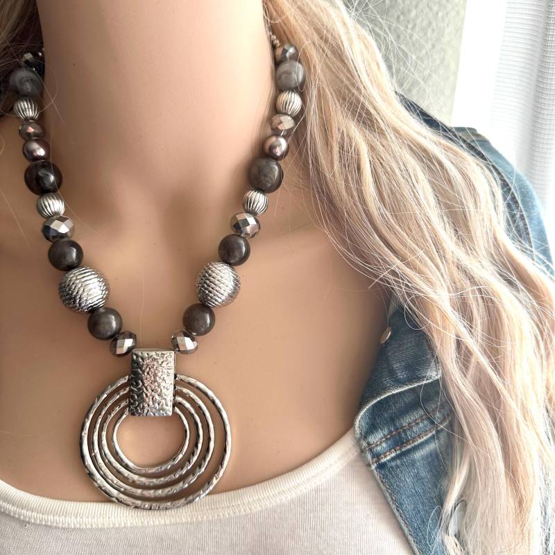 Vintage Grau Anhänger Halskette, Lange Metall Kreis Runde Schmuck, Asche Grau Graue Juwel Silber Perlen Tropfen Kette Glas von PolkaDotDrawer