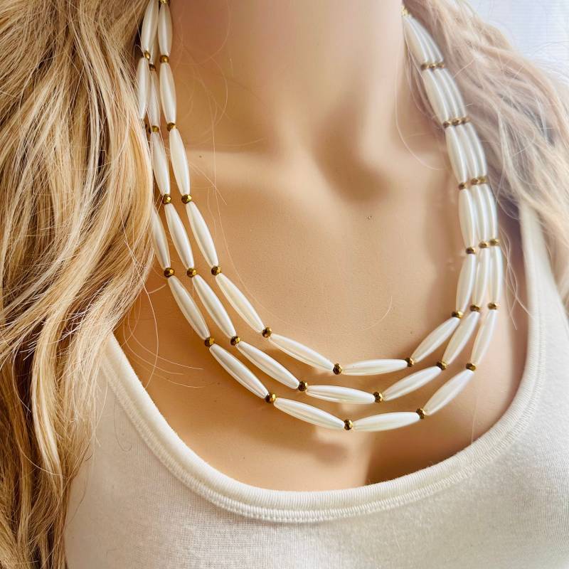 Zuckersturm Perle Drei Strang Halskette, Gold Off White Buttercreme Perlenschmuck, Röhrenperlenschmuck, Klobige Statement-Hochzeit Zuckersturm Perle Drei Strang Halskette, Gold Off White Buttercreme Perlenschmuck, Röhrenperlenschmuck, Klobige Statement-Hochzeit von PolkaDotDrawer