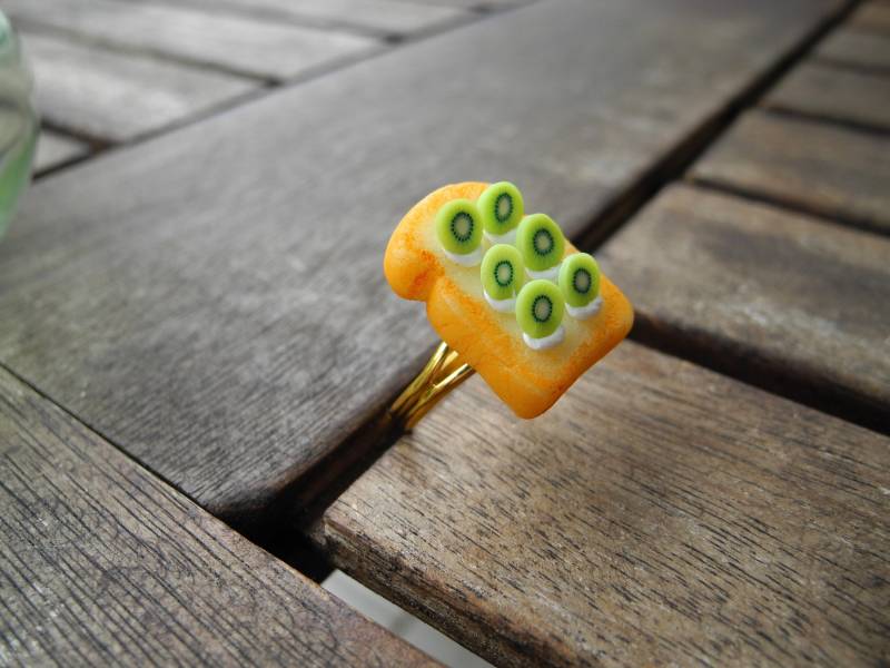 Toast Mit Kiwi - Süßer Ring Aus Fimo Hand Made von PollyAndMore