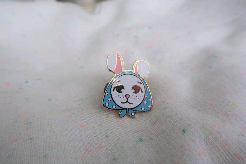 Osterhase Schweden Inspiriert Blaue Emaille-Pin von PollyRocketShop