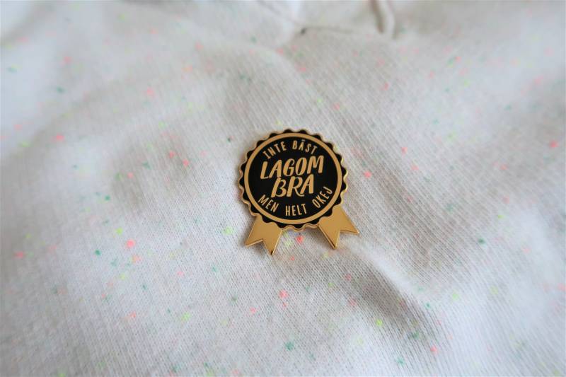 Schwarzer Lagom-Bh, Schweden Inspirierte Emaille-Anstecknadel von PollyRocketShop
