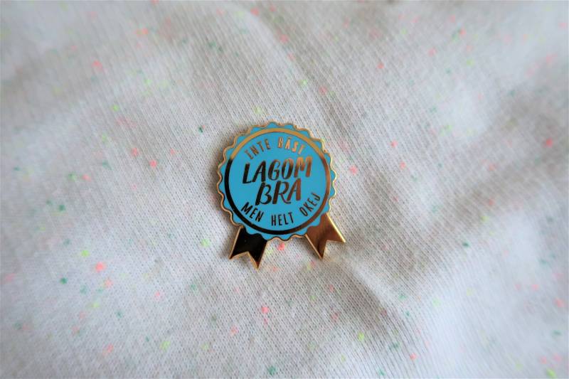 Schwarzer Lagom-Bh, Schweden Inspirierte Emaille-Anstecknadel von PollyRocketShop