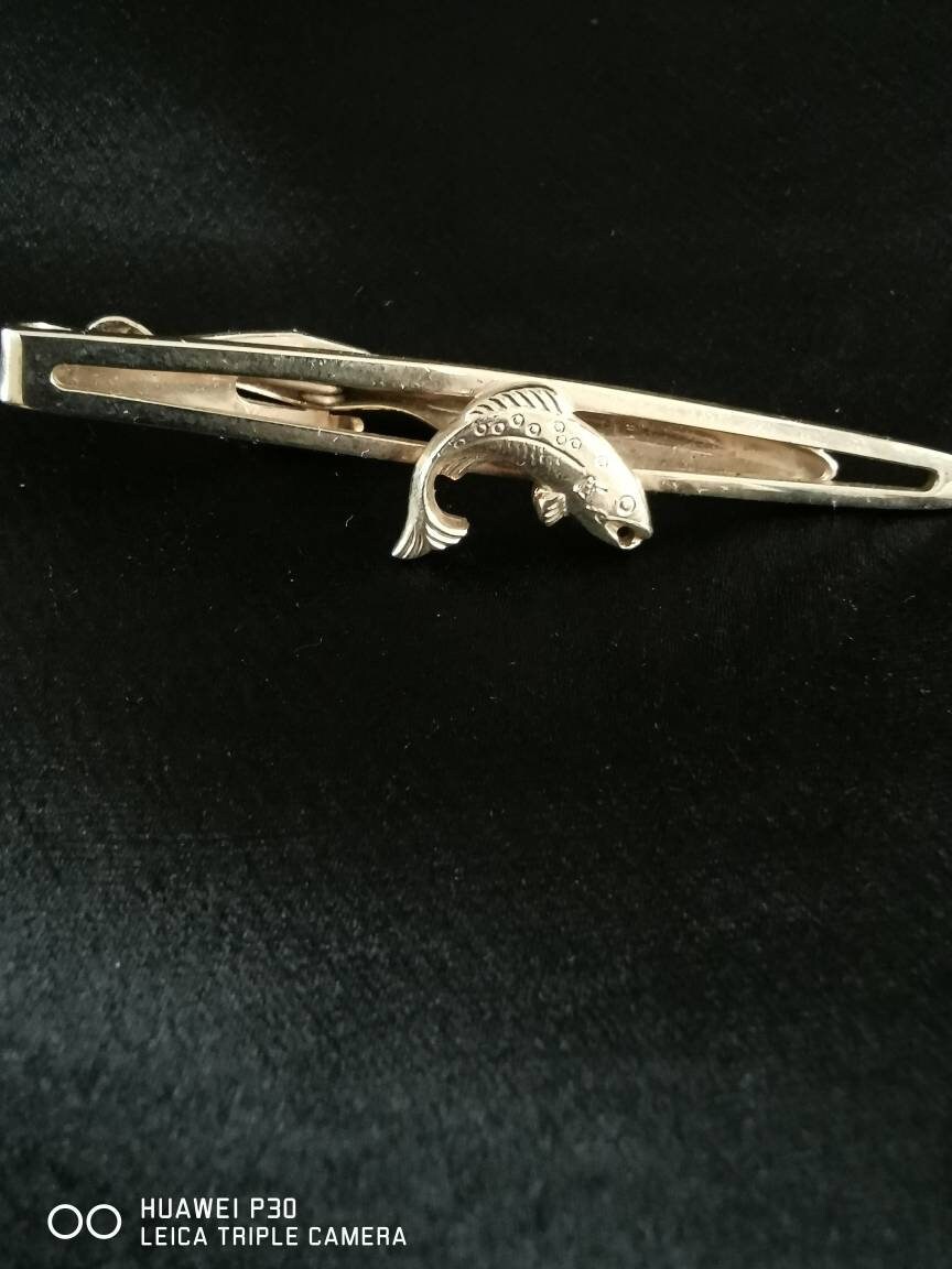 Boxed Krawattenklammer Lachs Angeln Thema. Von Stratton. | Nippyclip Boxed Krawattenklammer Lachs Angeln Thema. Von Stratton. | Nippyclip von Pollyvintagera