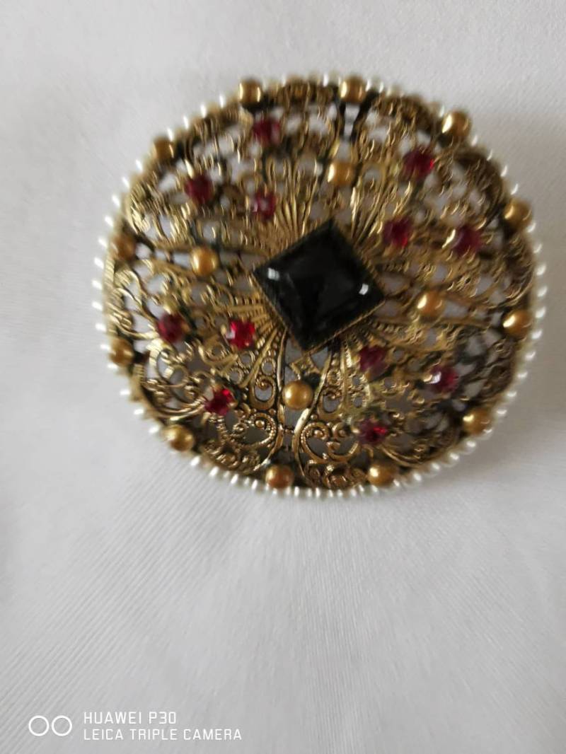 Eine Wunderschön Detaillierte Filagree Style Brosche. Rote Steine Und Perlen Surround von Pollyvintagera