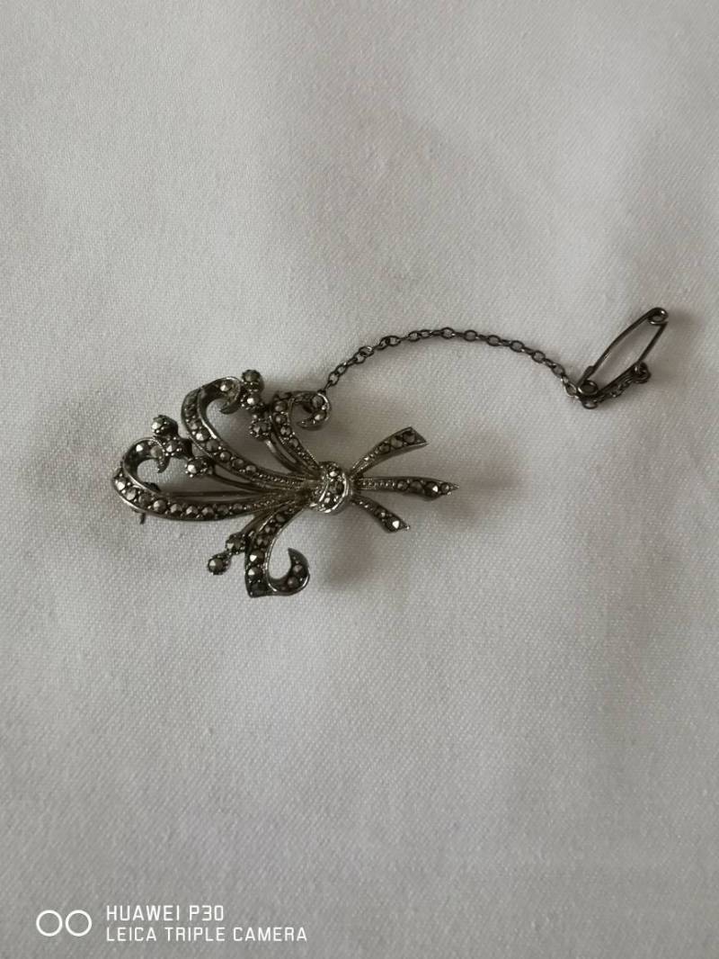 Kleine Silberfarbene Markasiten Brosche Mit Sicherheitskette von Pollyvintagera