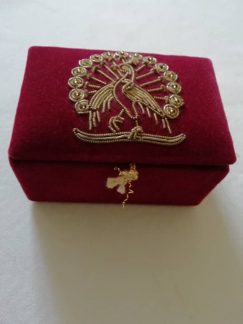 Red Velvet Kleine Box Mit Filagree Pfau Auf Deckel von Pollyvintagera