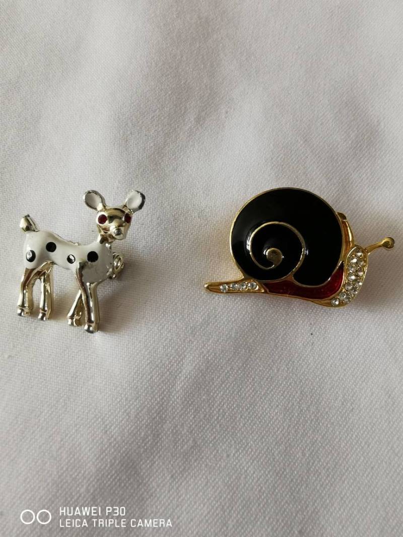 Zwei Emaille Broschen. Ein Reh Und Eine Schnecke von Pollyvintagera