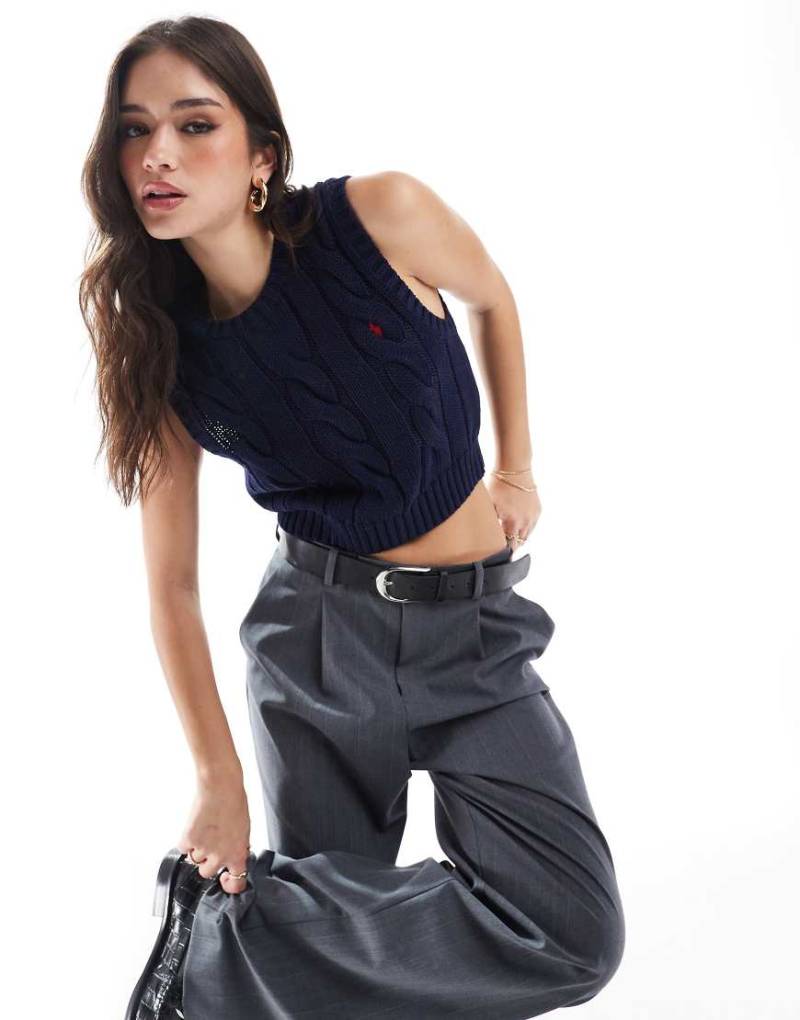 Polo Ralph Lauren - Ärmelloser Pullover aus Zopfstrick in Marineblau mit Logo von Polo Ralph Lauren