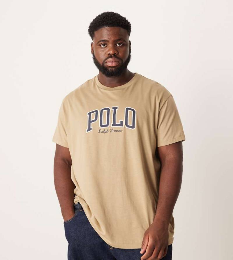 Polo Ralph Lauren Big & Tall - Classic-Fit-T-Shirt in Hellbraun mit College-Logoschriftzug-Brown von Polo Ralph Lauren