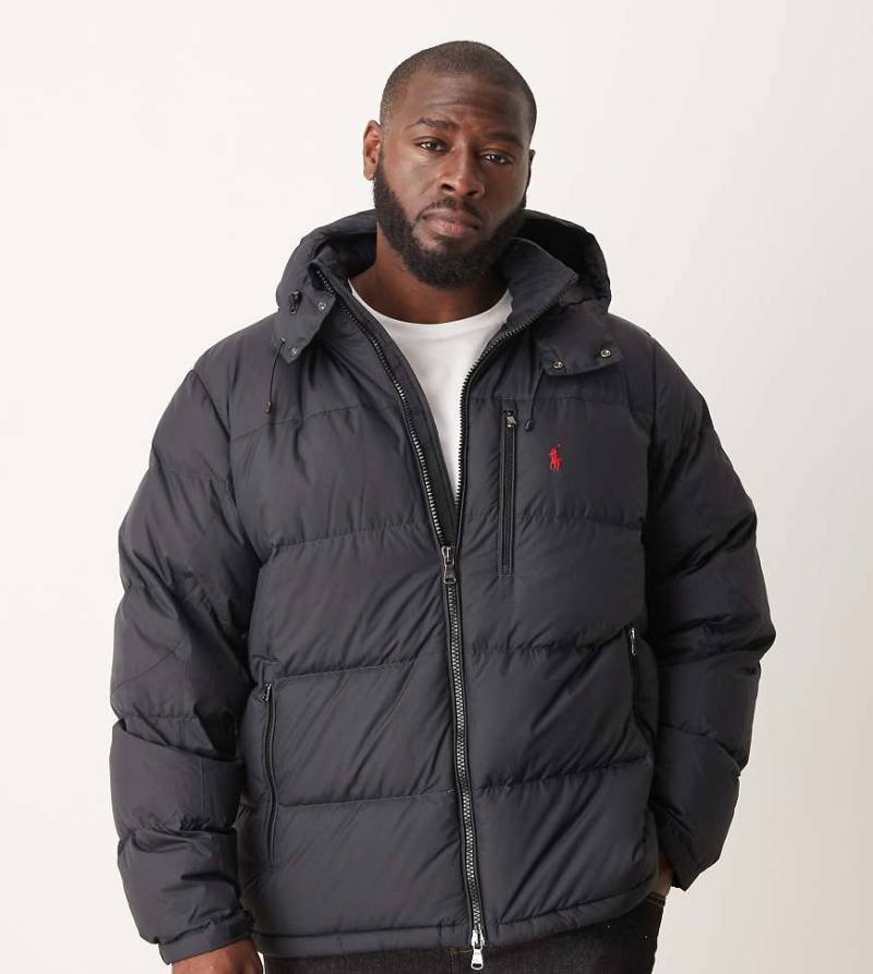 Polo Ralph Lauren Big & Tall - Gorham - Isolierte Daunen-Pufferjacke in Schwarz mit Markenlogo Polo Ralph Lauren Big & Tall - Gorham - Isolierte Daunen-Pufferjacke in Schwarz mit Markenlogo von Polo Ralph Lauren