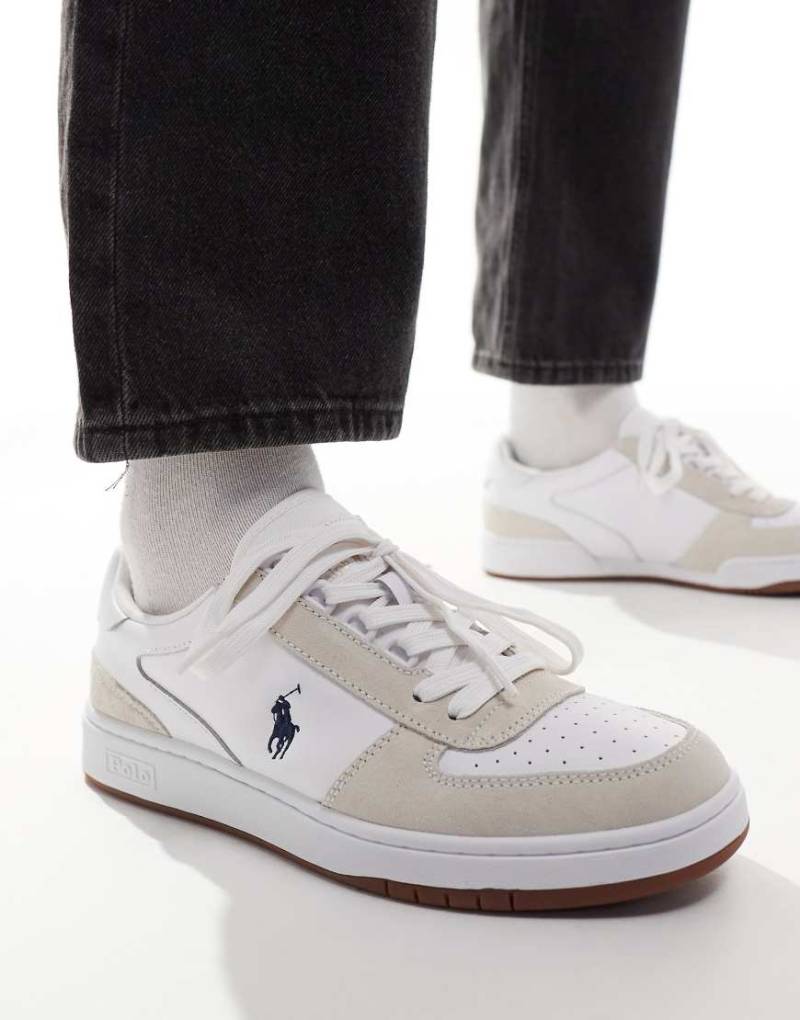 Polo Ralph Lauren - Court - Ledersneaker aus einer Wildledermischung in Weiß mit Pony-Logo Polo Ralph Lauren - Court - Ledersneaker aus einer Wildledermischung in Weiß mit Pony-Logo von Polo Ralph Lauren