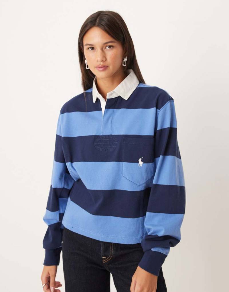 Polo Ralph Lauren - Rugby-Hemd in blau und marineblau gestreift mit Cropped-Schnitt mit betonter Taille von Polo Ralph Lauren