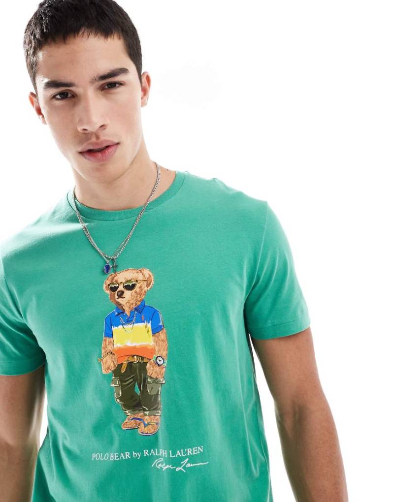 Polo Ralph Lauren - Custom-Fit-T-Shirt in Mittelgrün mit Strandbär-Print von Polo Ralph Lauren