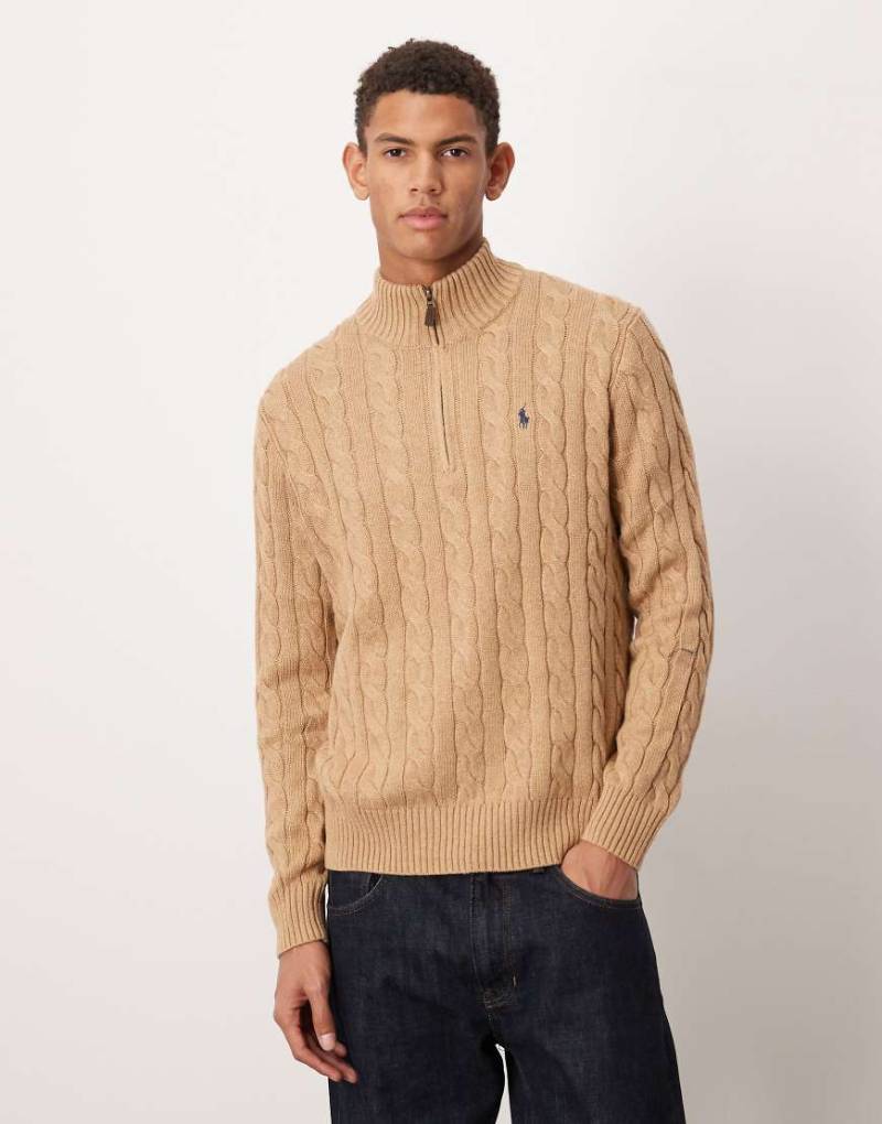 Polo Ralph Lauren - Driver - Strickpullover aus Baumwolle in Camel meliert mit Zopfmuster, kurzem Reißverschluss und Markenlogo-Neutral von Polo Ralph Lauren