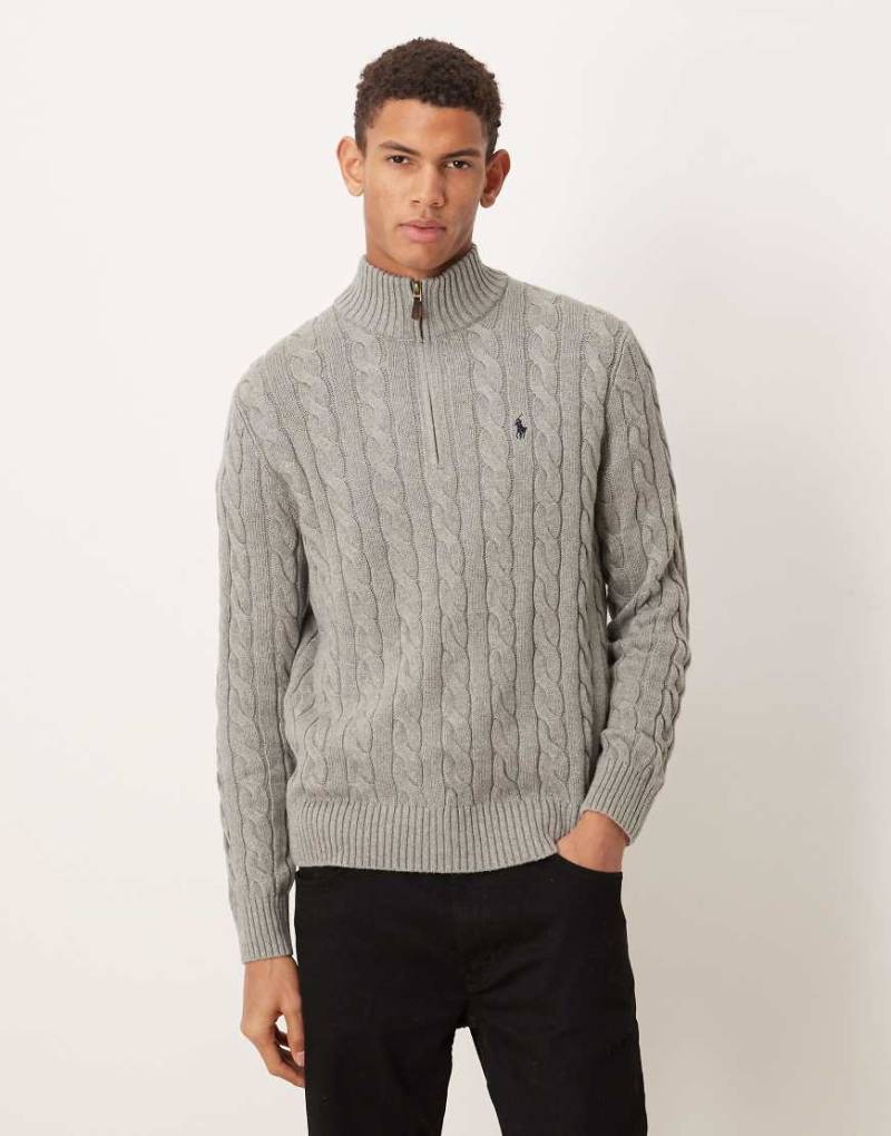 Polo Ralph Lauren - Driver - Strickpullover aus Baumwolle in Grau meliert mit Zopfmuster, kurzem Reißverschluss und Markenlogo von Polo Ralph Lauren