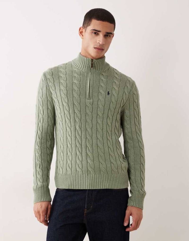 Polo Ralph Lauren - Driver - Strickpullover aus Baumwolle in Hellgrün meliert mit Zopfmuster, kurzem Reißverschluss und Markenlogo von Polo Ralph Lauren