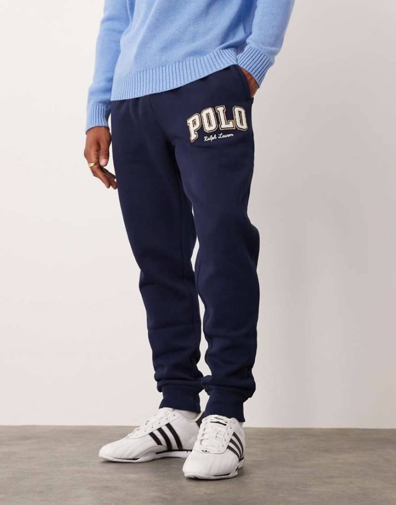 Polo Ralph Lauren - Fleece-Jogginghose in Cruise Navy mit College-Logo und Bündchen-Marineblau von Polo Ralph Lauren