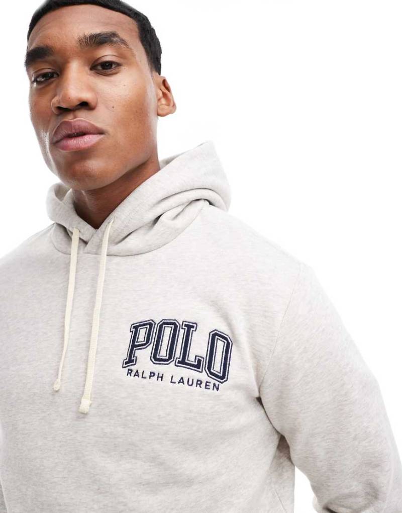 Polo Ralph Lauren - Fleece-Kapuzenpullover in Hellgrau meliert mit klassischer Oversize-Passform und College-Logo von Polo Ralph Lauren