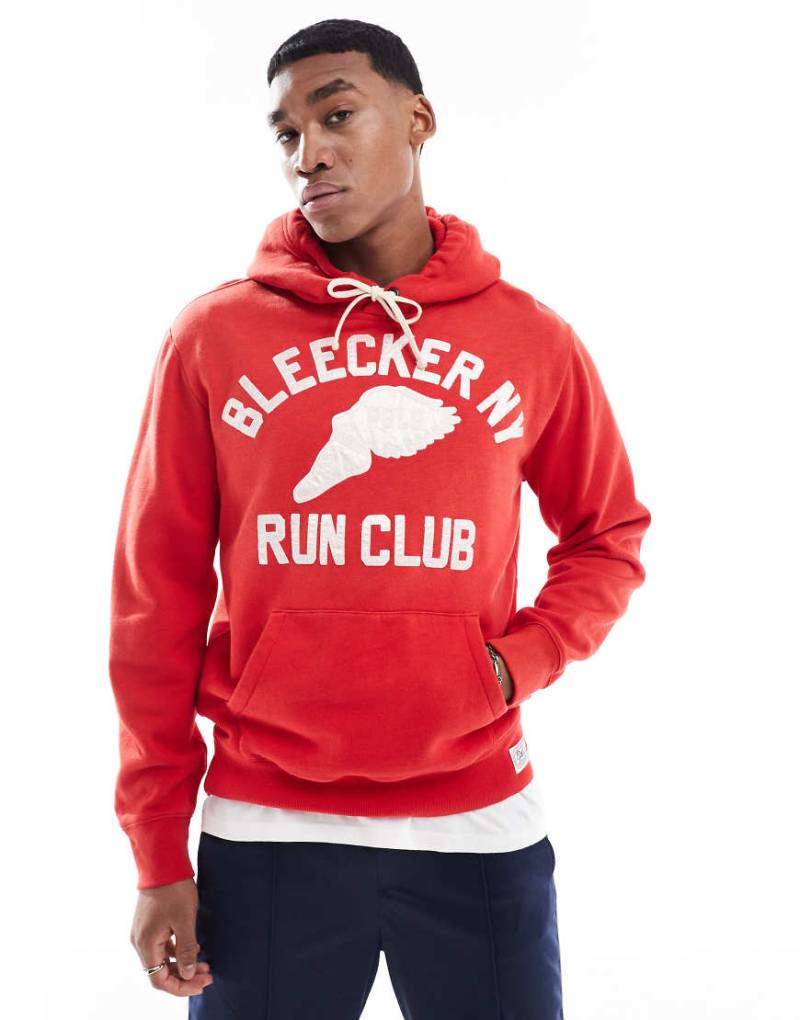 Polo Ralph Lauren - Fleece-Kapuzenpullover in Rot mit „Bleecker Run Club"-Print von Polo Ralph Lauren