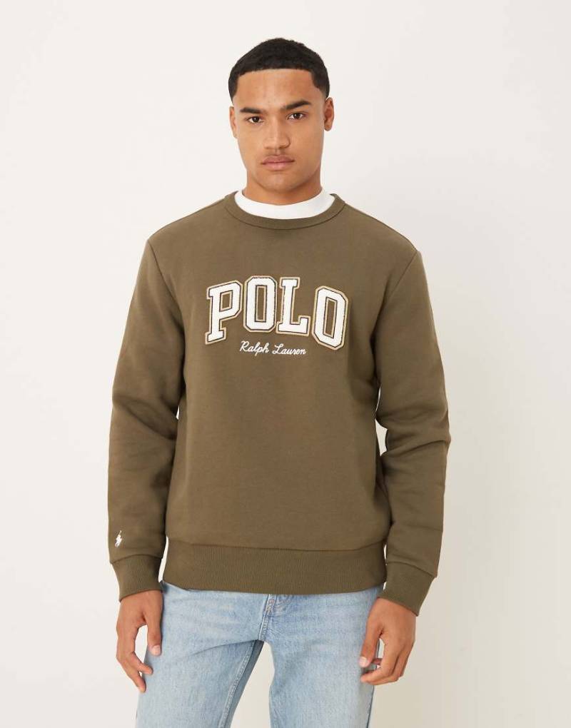 Polo Ralph Lauren - Fleece-Sweatshirt in Olivgrün mit großem College-Logo-Schriftzug von Polo Ralph Lauren