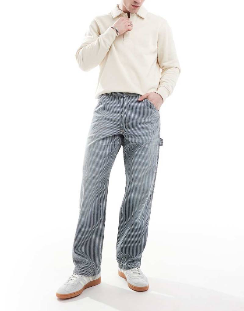 Polo Ralph Lauren - Gerade geschnittene Jeans-Latzhose im Carpenter-Design in heller Waschung mit Hickory-Streifen-Blau von Polo Ralph Lauren