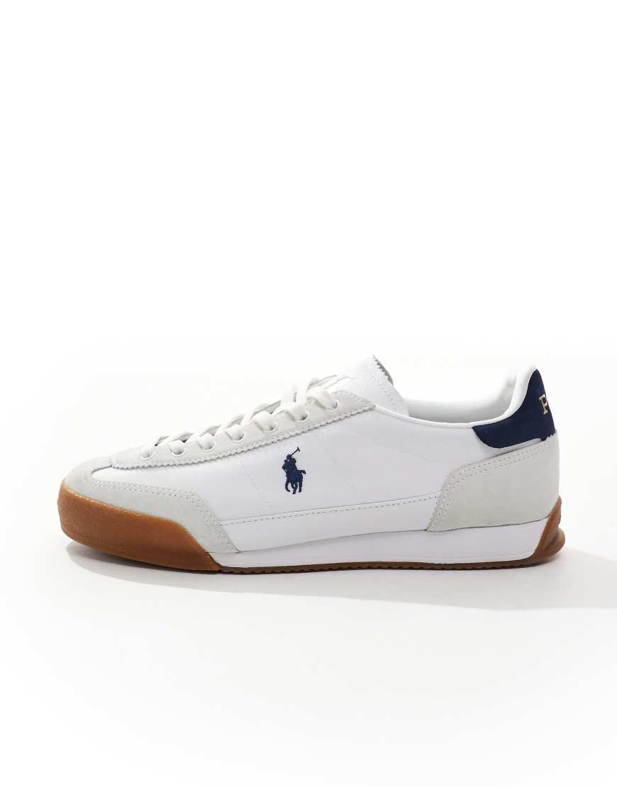 Polo Ralph Lauren - Hester - Sneaker in Weiß mit marineblauer Lasche auf der Rückseite und Logo von Polo Ralph Lauren