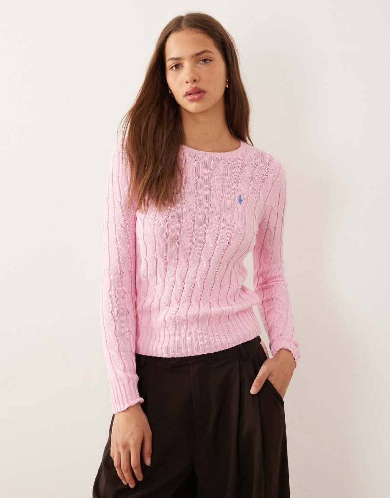 Polo Ralph Lauren - Julianna - Strickpullover aus Baumwolle in Carmel-Rosa mit Markenlogo und Zopfmuster Polo Ralph Lauren - Julianna - Strickpullover aus Baumwolle in Carmel-Rosa mit Markenlogo und Zopfmuster von Polo Ralph Lauren