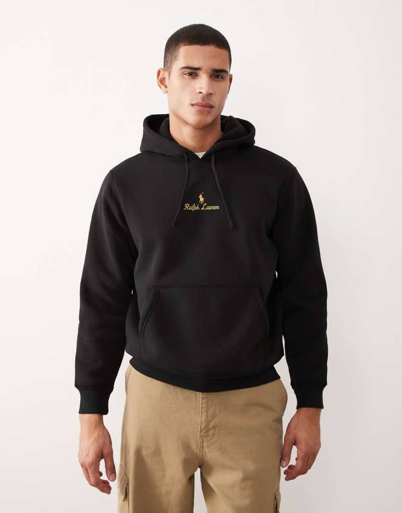 Polo Ralph Lauren - Kapuzenpullover aus Teddyfleece in Schwarz mit mittigem Markenlogo-Schriftzug von Polo Ralph Lauren