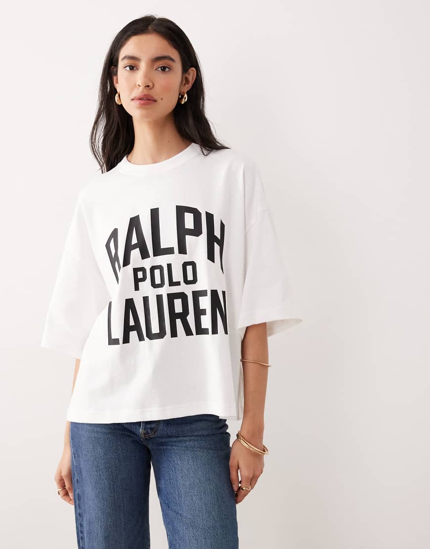Polo Ralph Lauren - Kastiges T-Shirt in Weiß mit Logo auf der Brust Polo Ralph Lauren - Kastiges T-Shirt in Weiß mit Logo auf der Brust von Polo Ralph Lauren