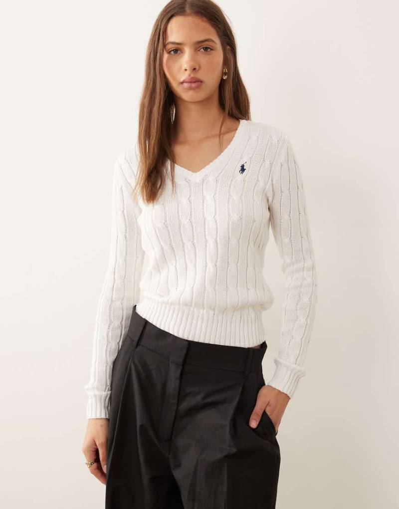 Polo Ralph Lauren - Kimberly - Strickpullover aus Baumwolle in Weiß mit Zopfmuster, V-Ausschnitt und Markenlogo von Polo Ralph Lauren