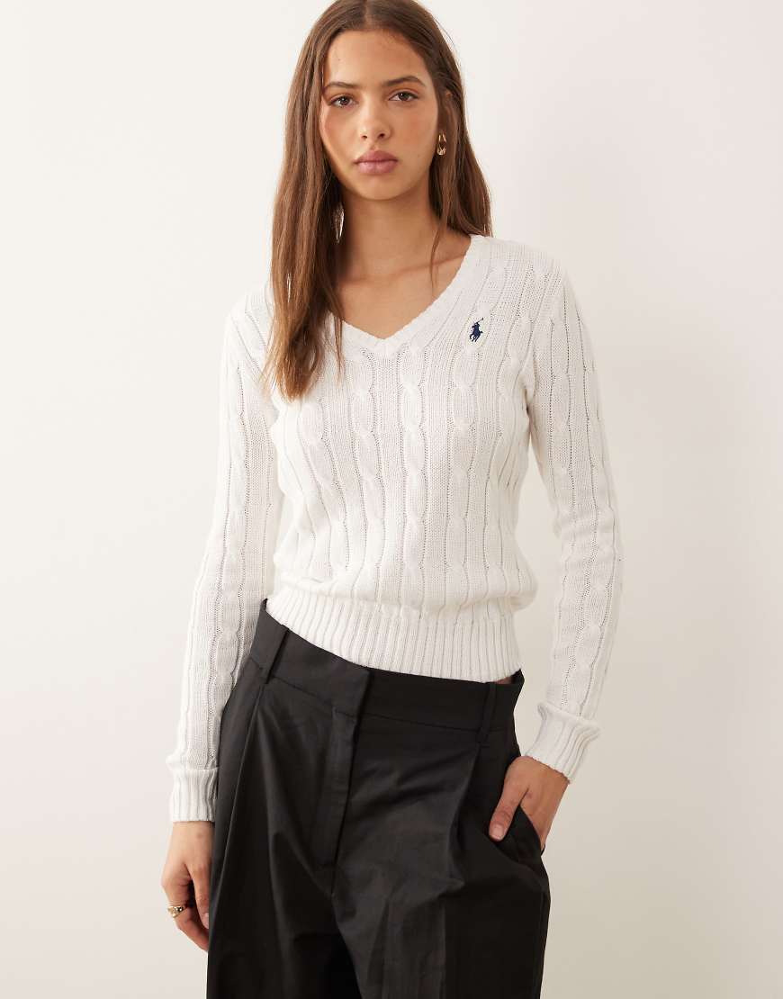 Polo Ralph Lauren - Kimberly - Strickpullover aus Baumwolle in Weiß mit Zopfmuster, V-Ausschnitt und Markenlogo von Polo Ralph Lauren