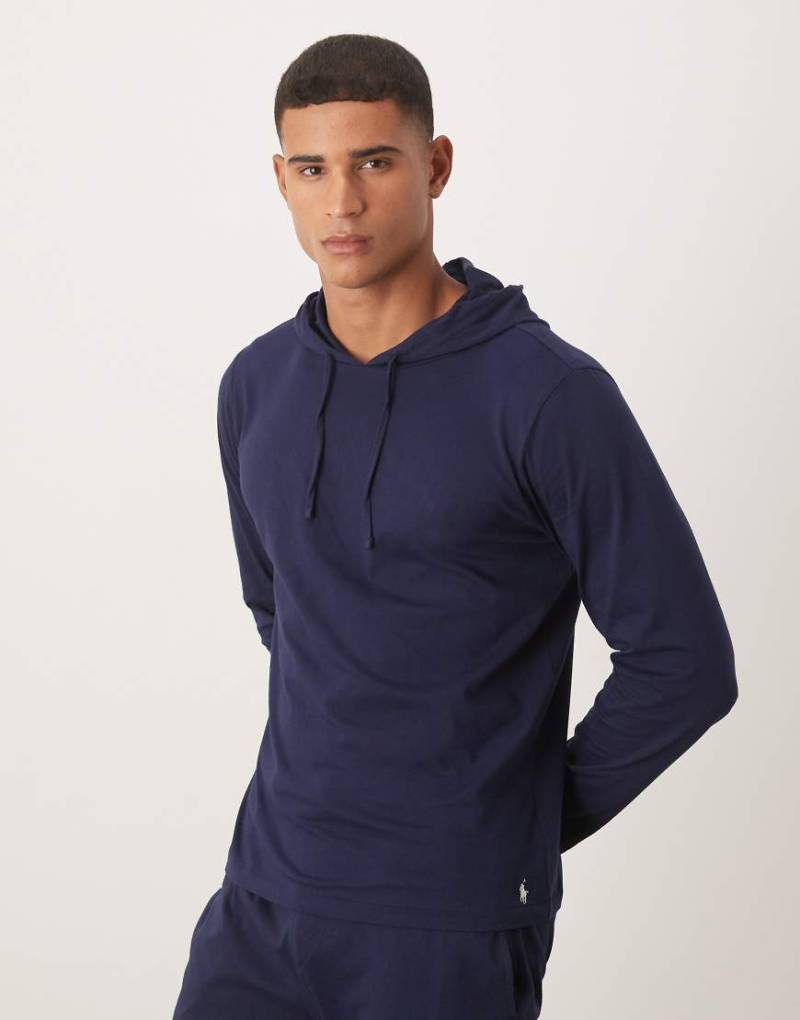 Polo Ralph Lauren - Langärmliges Lounge-Oberteil in Marineblau mit Markenlogo und Kapuze, Kombiteil Polo Ralph Lauren - Langärmliges Lounge-Oberteil in Marineblau mit Markenlogo und Kapuze, Kombiteil von Polo Ralph Lauren
