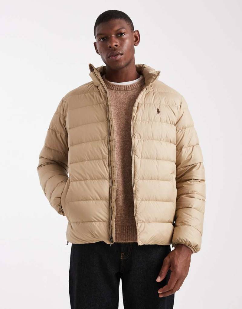 Polo Ralph Lauren - Leichte, isolierte Pufferjacke in Khaki-Beige mit Markenlogo-Neutral Polo Ralph Lauren - Leichte, isolierte Pufferjacke in Khaki-Beige mit Markenlogo-Neutral von Polo Ralph Lauren