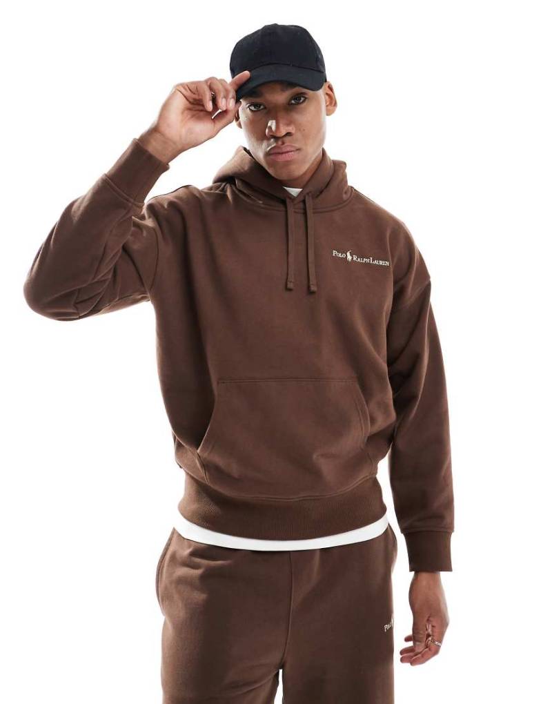 Polo Ralph Lauren - Locker geschnittener, schwerer Oversize-Kapuzenpullover aus Fleece in Braun mit Polospieler-Schriftzug, Kombiteil von Polo Ralph Lauren