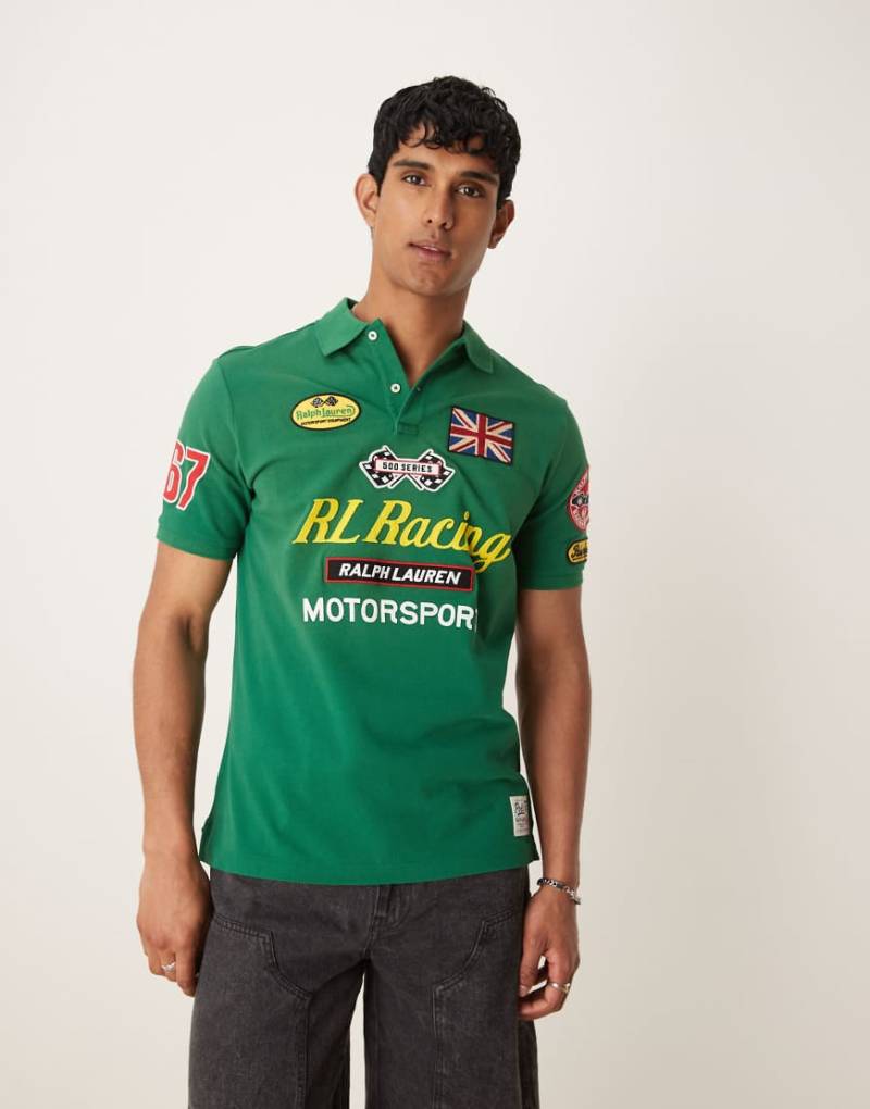 Polo Ralph Lauren - Pikee-Polohemd in Mittelgrün mit „Racing"-Logoprint auf Brust und Rücken mit klassischer Passform von Polo Ralph Lauren