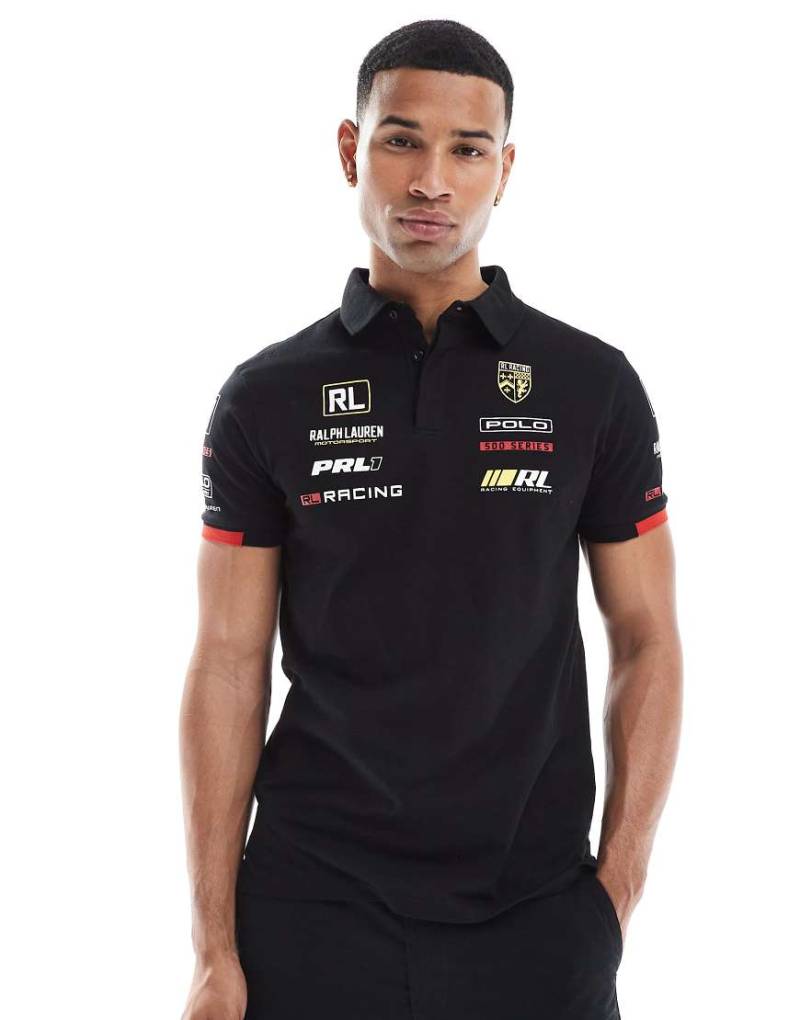Polo Ralph Lauren - Pikee-Polohemd in Schwarz mit „Racing"-Logoprint auf Brust und Rücken von Polo Ralph Lauren