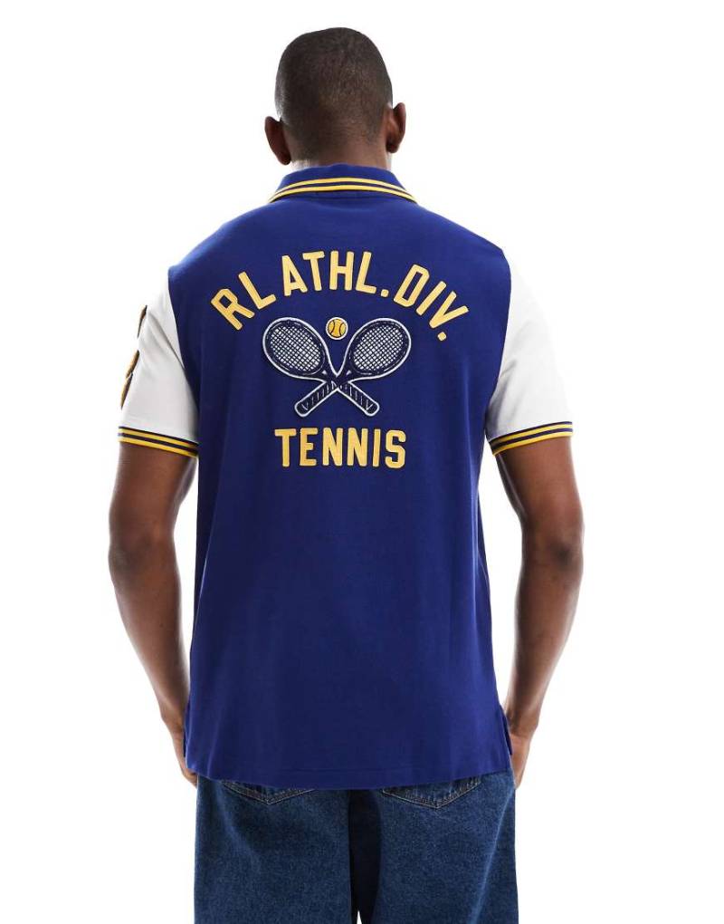 Polo Ralph Lauren - Piqué-Poloshirt in Dunkelblau mit P-Flügel-Aufnäher und Rückenprint in klassischer Oversize-Passform-Marineblau von Polo Ralph Lauren