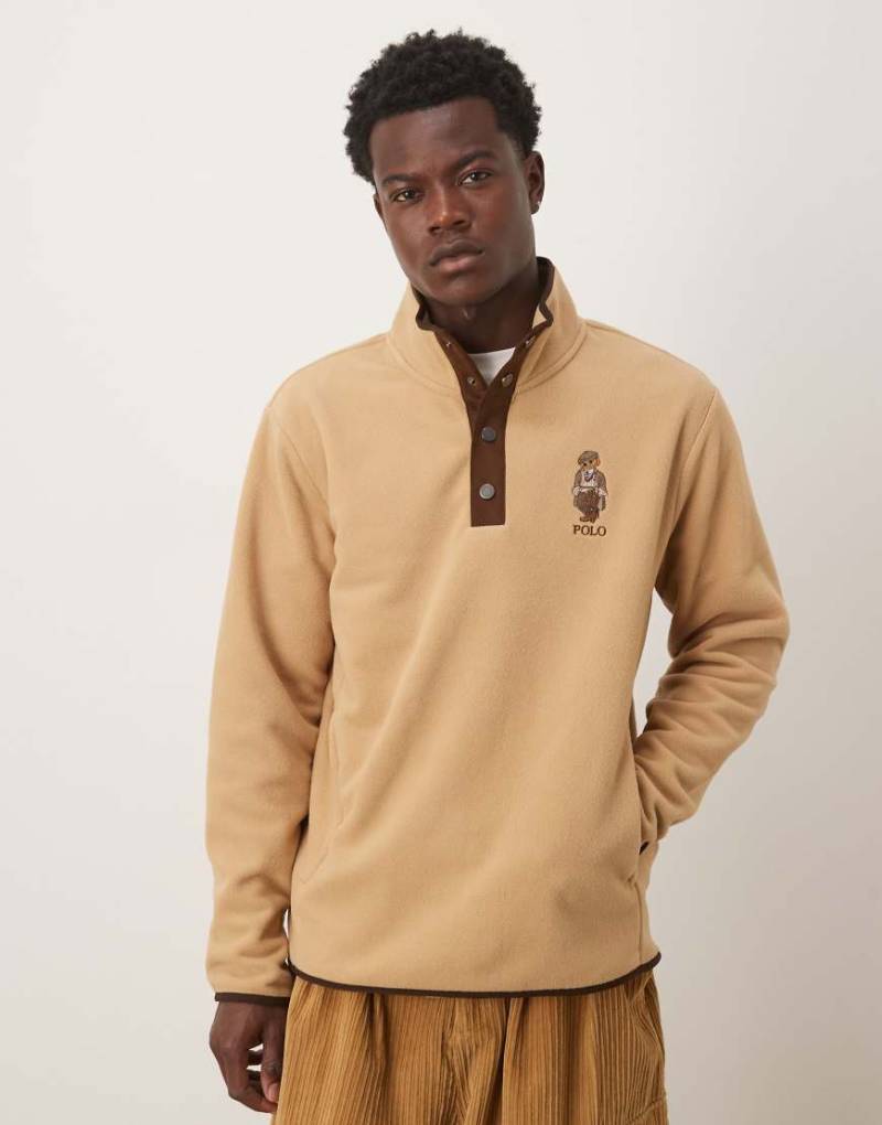 Polo Ralph Lauren - Heritage - Sweatshirt aus Polarfleece in Camel mit kurzem Ausschnitt und Polo Bear mit Kappe-Neutral von Polo Ralph Lauren