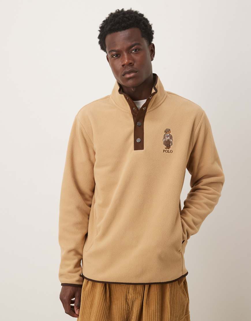 Polo Ralph Lauren - Heritage - Sweatshirt aus Polarfleece in Camel mit kurzem Ausschnitt und Polo Bear mit Kappe-Neutral von Polo Ralph Lauren