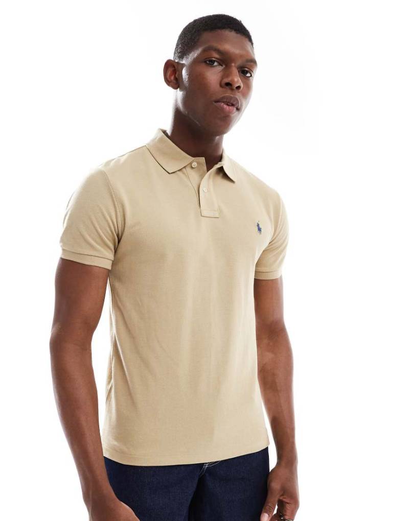 Polo Ralph Lauren - Polohemd aus Pikee in Beige mit schmalem Schnitt und Markenlogo-Neutral Polo Ralph Lauren - Polohemd aus Pikee in Beige mit schmalem Schnitt und Markenlogo-Neutral von Polo Ralph Lauren