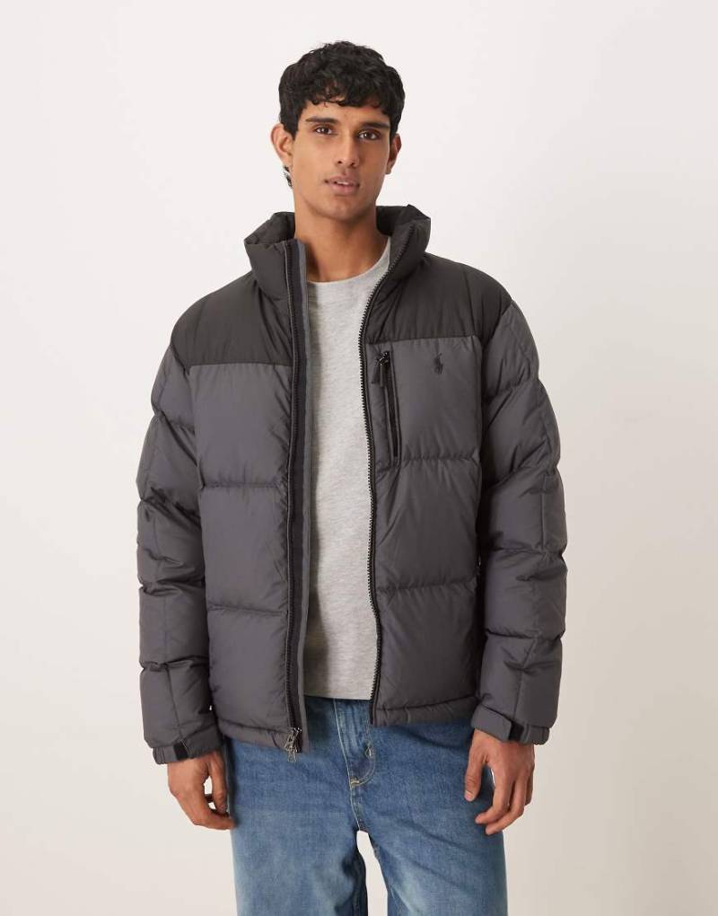 Polo Ralph Lauren - Puffer-Bomberjacke aus Ripstop in schwarz-grauem Farbblockdesign mit Markenlogo von Polo Ralph Lauren