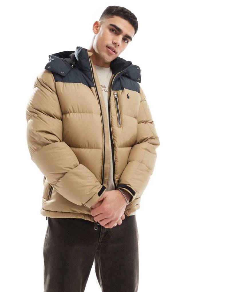 Polo Ralph Lauren - Pufferjacke mit Farbblockdesign in Khaki-Beige und Schwarz, Daunenfüllung und Markenlogo von Polo Ralph Lauren
