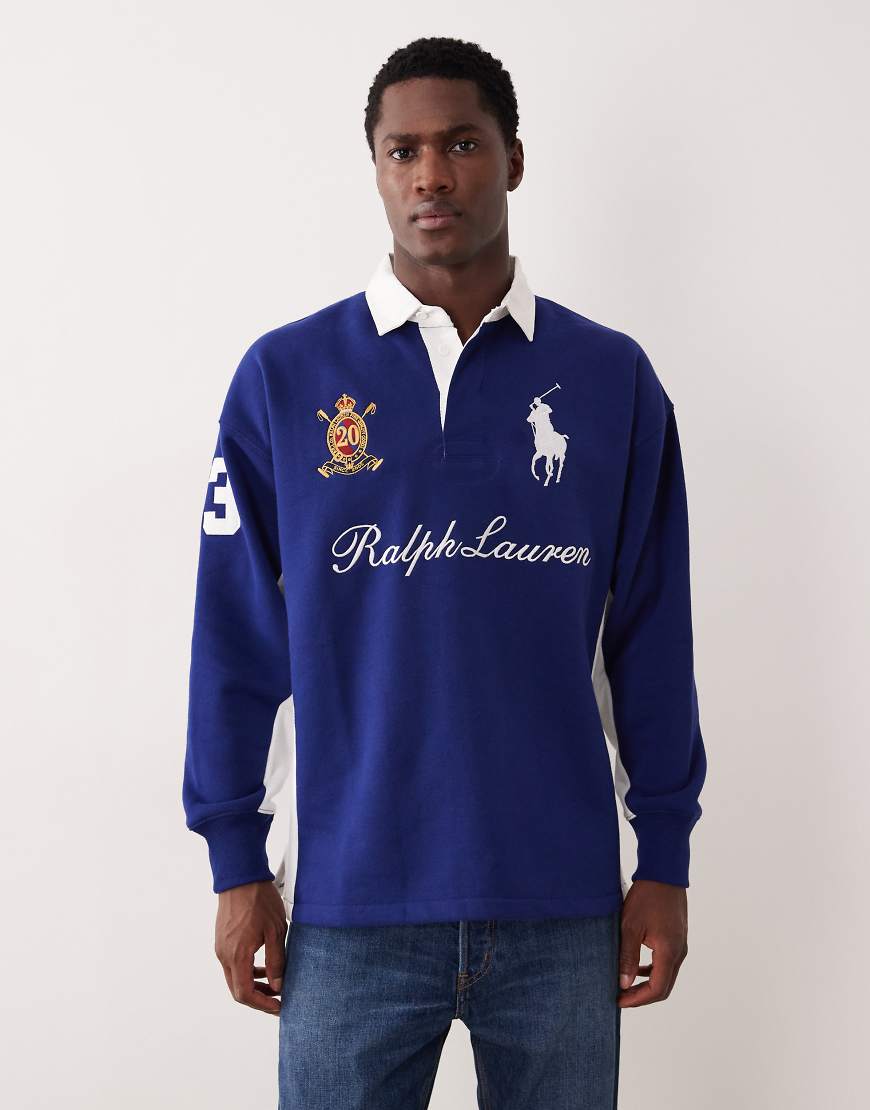 Polo Ralph Lauren - Rugby-Sweatshirt aus schwerem Fleece in Mittelblau mit großem Handschrift- und Spieler-Logo von Polo Ralph Lauren