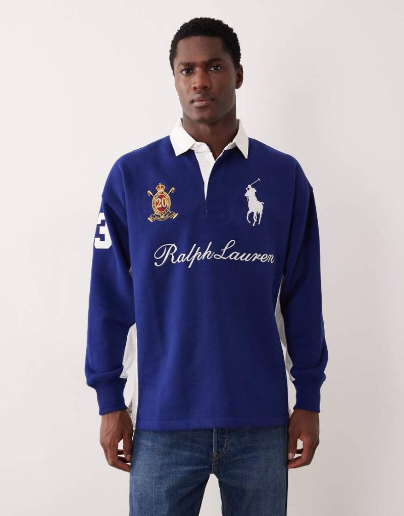 Polo Ralph Lauren - Rugby-Sweatshirt aus schwerem Fleece in Mittelblau mit großem Handschrift- und Spieler-Logo von Polo Ralph Lauren