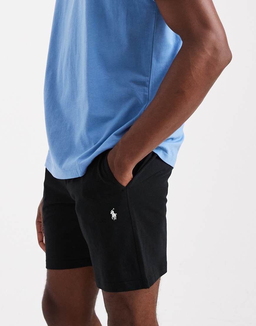Polo Ralph Lauren - Schmal geschnittene Lounge-Shorts in Schwarz mit Markenlogo Polo Ralph Lauren - Schmal geschnittene Lounge-Shorts in Schwarz mit Markenlogo von Polo Ralph Lauren