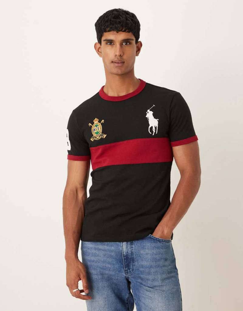 Polo Ralph Lauren - Schweres T-Shirt in Schwarz/Rot mit großem Polospielerlogo und Streifen auf der Brust von Polo Ralph Lauren