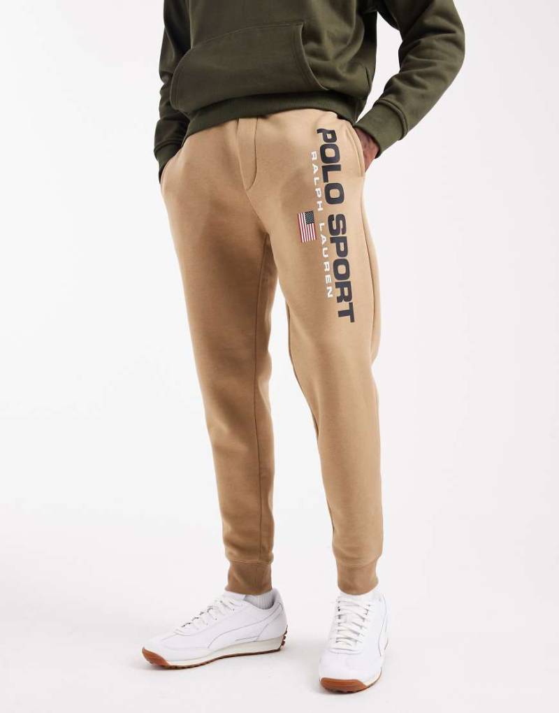 Polo Ralph Lauren - Sport Capsule - Jogginghose in Khakibeige mit Bündchen und Flaggenlogo-Neutral von Polo Ralph Lauren