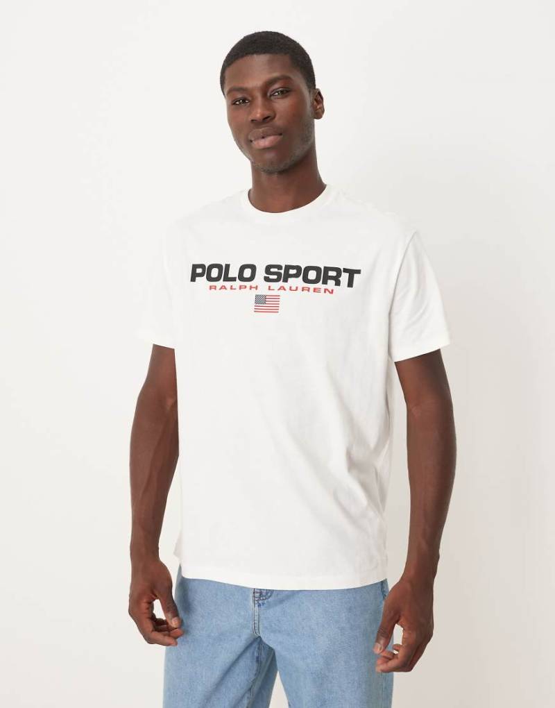 Polo Ralph Lauren - Sport - T-Shirt in Weiß mit Flaggen-Logoprint auf der Brust und klassischer Passform Polo Ralph Lauren - Sport - T-Shirt in Weiß mit Flaggen-Logoprint auf der Brust und klassischer Passform von Polo Ralph Lauren
