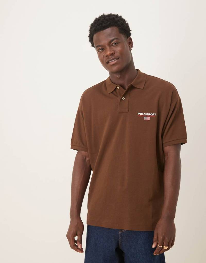 Polo Ralph Lauren - Sport Capsule - Oversize-Polohemd aus Pikee in Braun mit Flaggen-Logo von Polo Ralph Lauren