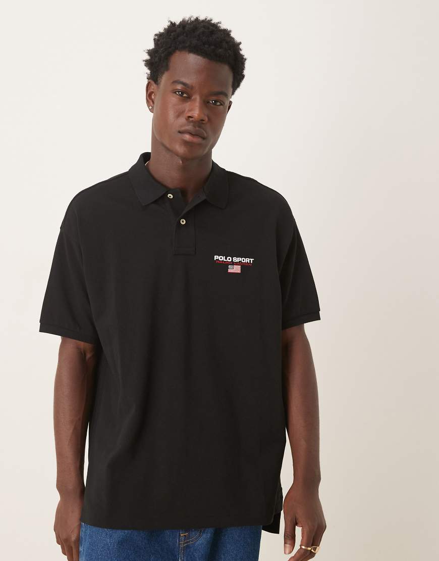 Polo Ralph Lauren - Sport Capsule - Oversize-Polohemd aus Pikee in Schwarz mit Flaggen-Logo von Polo Ralph Lauren